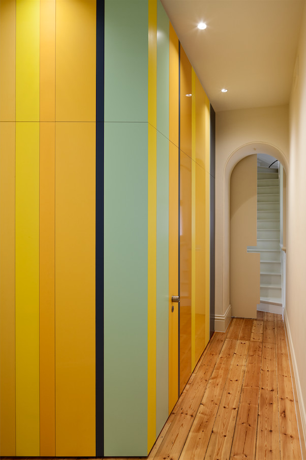 На фото: коридор среднего размера в современном стиле с разноцветными стенами и паркетным полом среднего тона с