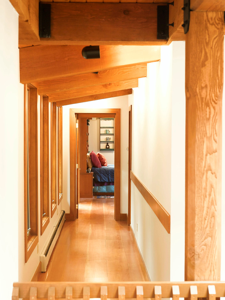 Imagen de recibidores y pasillos rústicos grandes con paredes blancas, suelo de madera clara y suelo beige