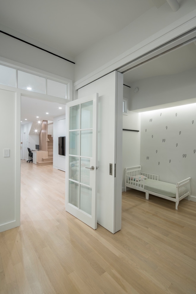 Идея дизайна: коридор среднего размера в стиле модернизм с светлым паркетным полом, бежевым полом и белыми стенами