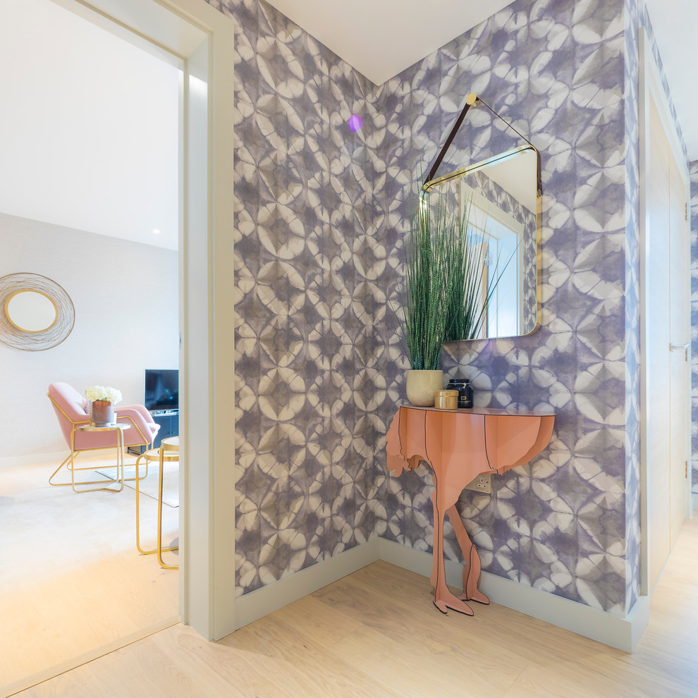 Foto på en eklektisk hall, med lila väggar, ljust trägolv och beiget golv