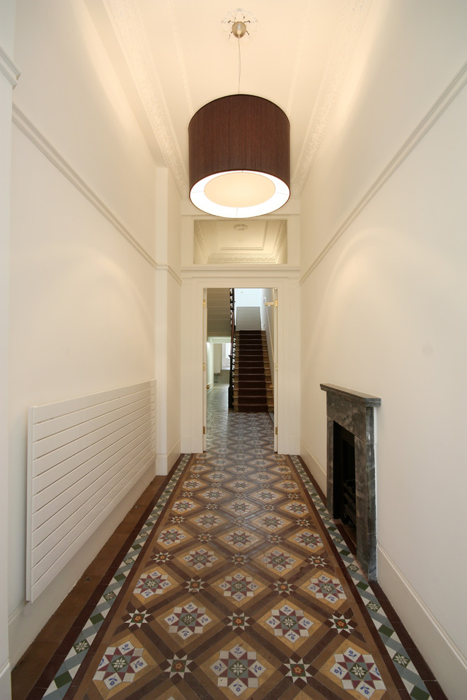 Ejemplo de recibidores y pasillos contemporáneos grandes con paredes blancas y suelo de baldosas de cerámica
