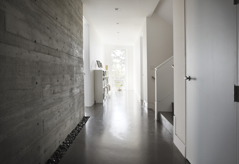Идея дизайна: коридор в стиле модернизм с бетонным полом и серым полом