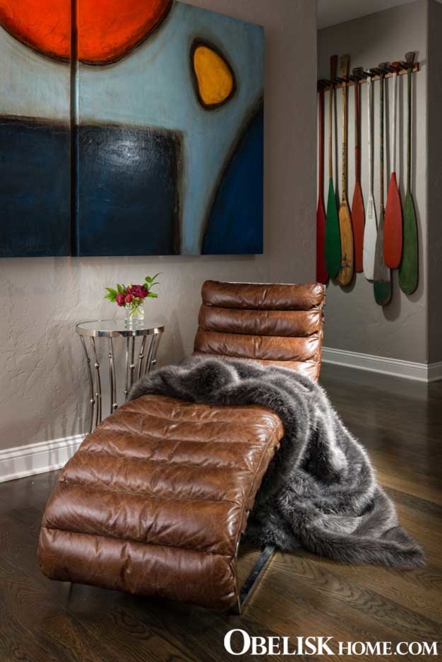 Inspiration pour un couloir bohème de taille moyenne avec un mur gris et un sol en bois brun.