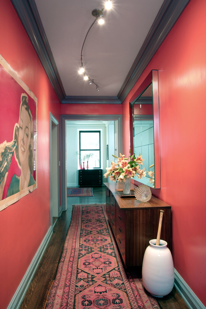 Idées déco pour un couloir éclectique avec un mur rose.