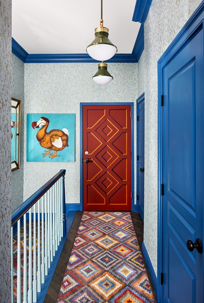 Cette image montre un couloir bohème de taille moyenne avec un mur multicolore, parquet foncé et un sol marron.
