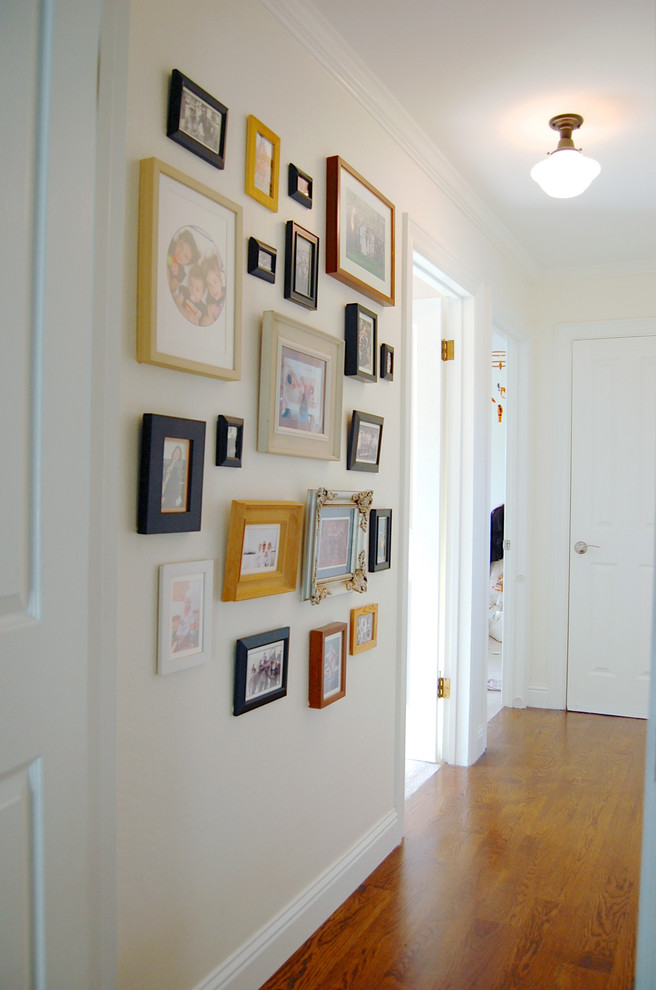 Inspiration pour un couloir bohème de taille moyenne avec un mur beige et un sol en bois brun.