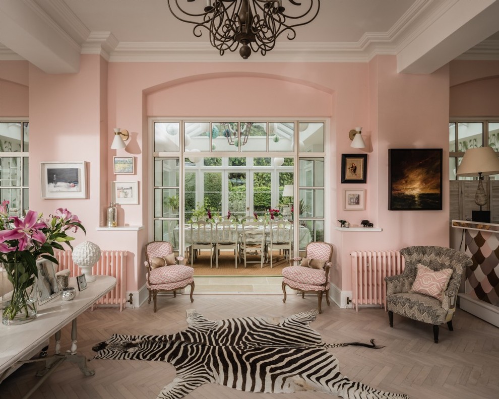 Idéer för en mellanstor eklektisk hall, med rosa väggar, ljust trägolv och beiget golv