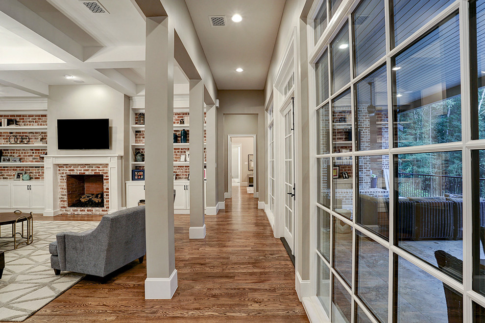 Großer Landhausstil Flur mit beiger Wandfarbe, braunem Holzboden und braunem Boden in Houston