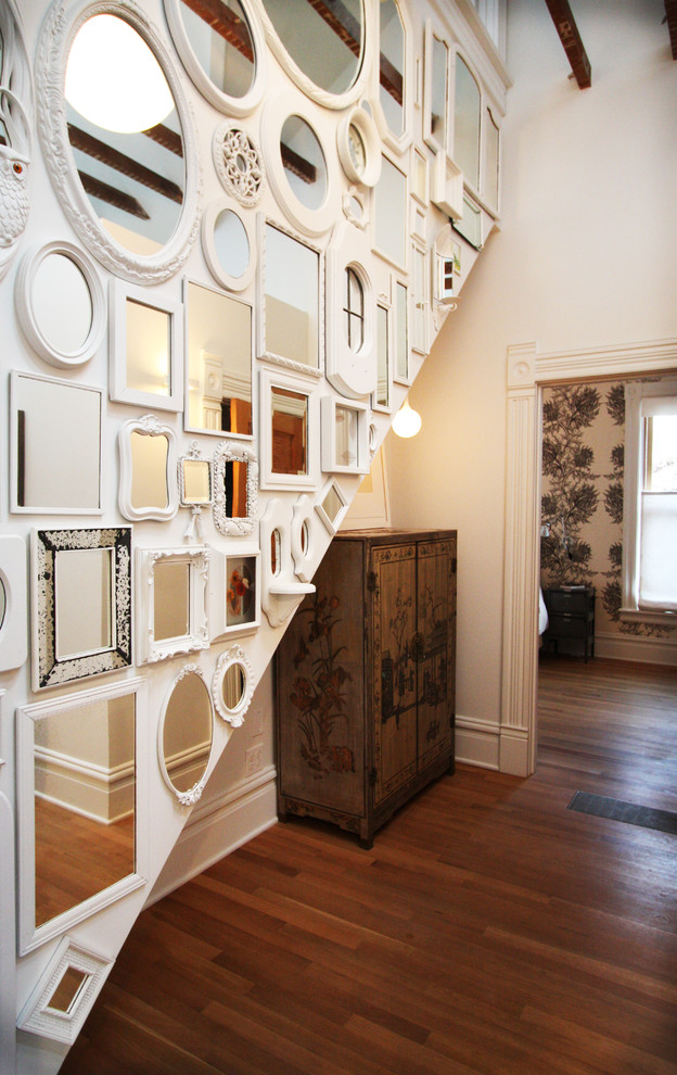 Источник вдохновения для домашнего уюта: коридор среднего размера в стиле шебби-шик с белыми стенами и паркетным полом среднего тона
