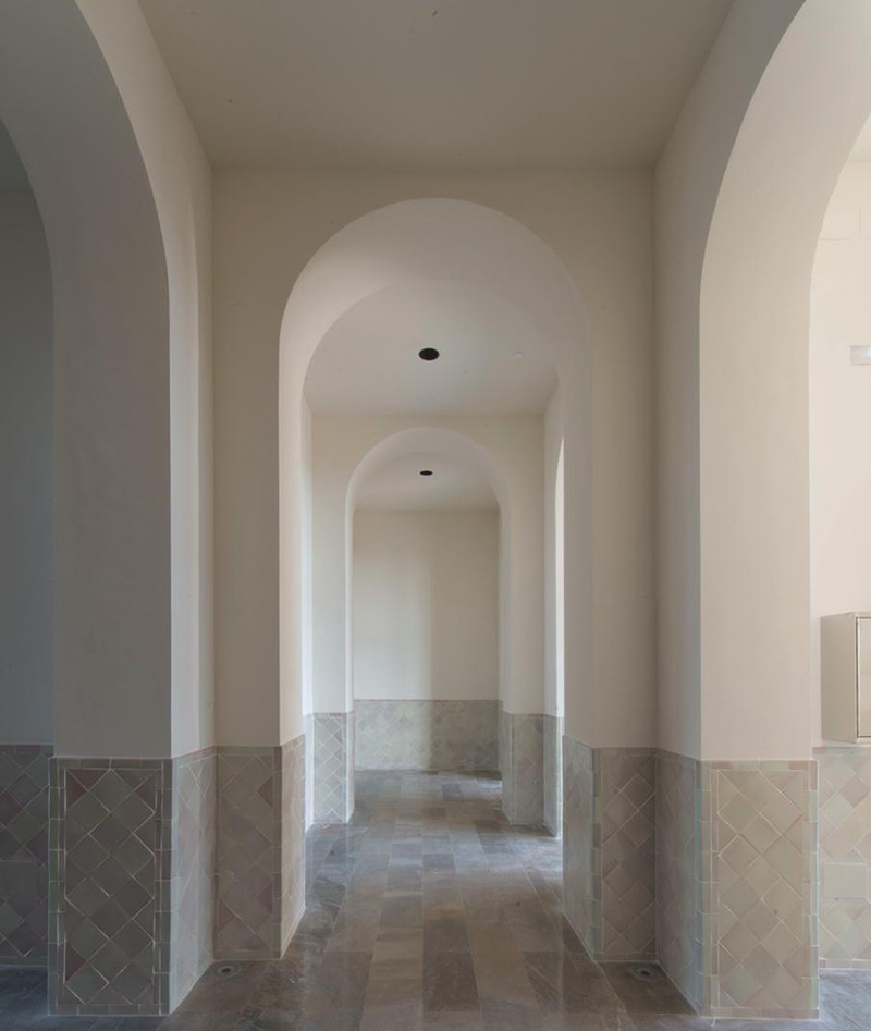 Свежая идея для дизайна: огромный коридор в восточном стиле - отличное фото интерьера