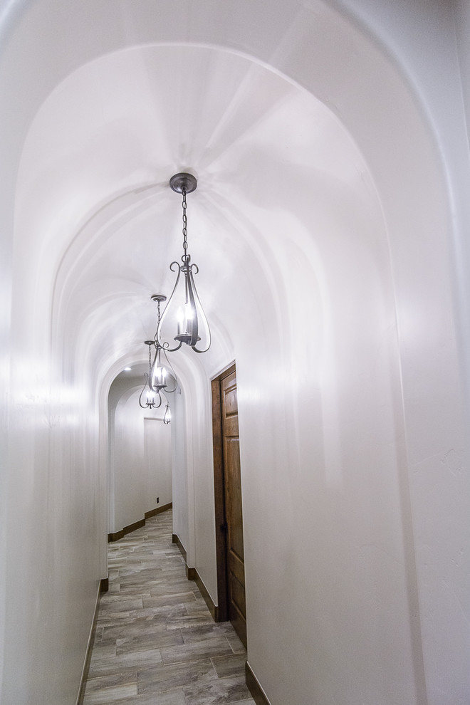 Idee per un ingresso o corridoio design di medie dimensioni con pareti beige e parquet scuro
