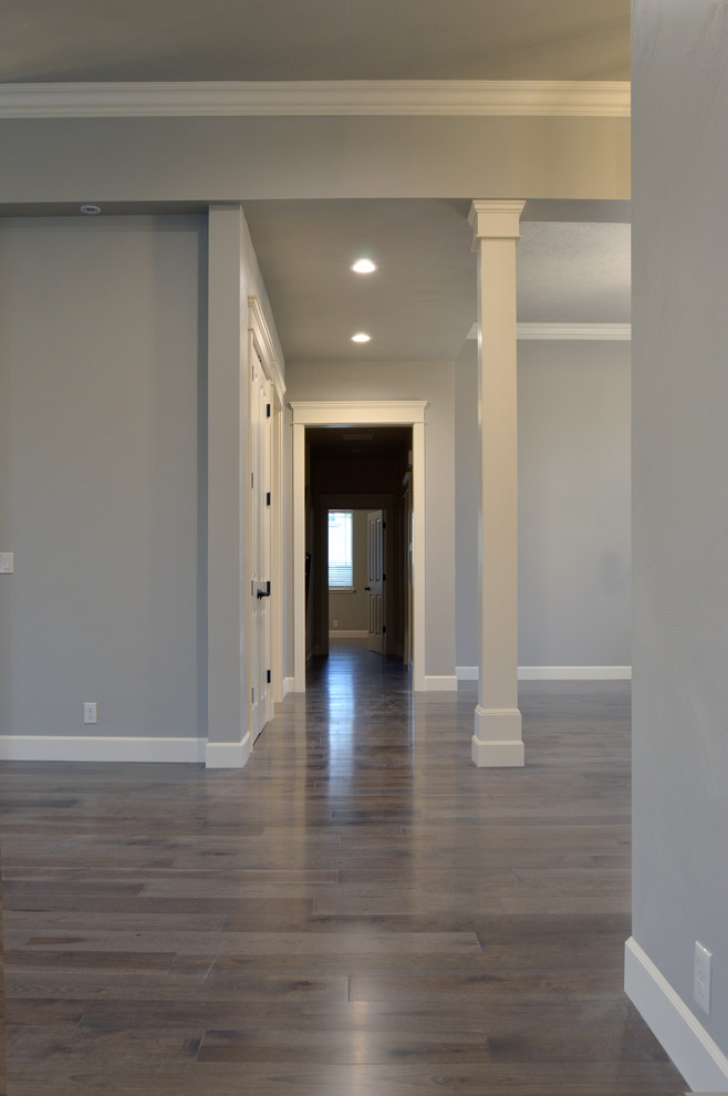 Стильный дизайн: коридор с серыми стенами, паркетным полом среднего тона и серым полом - последний тренд