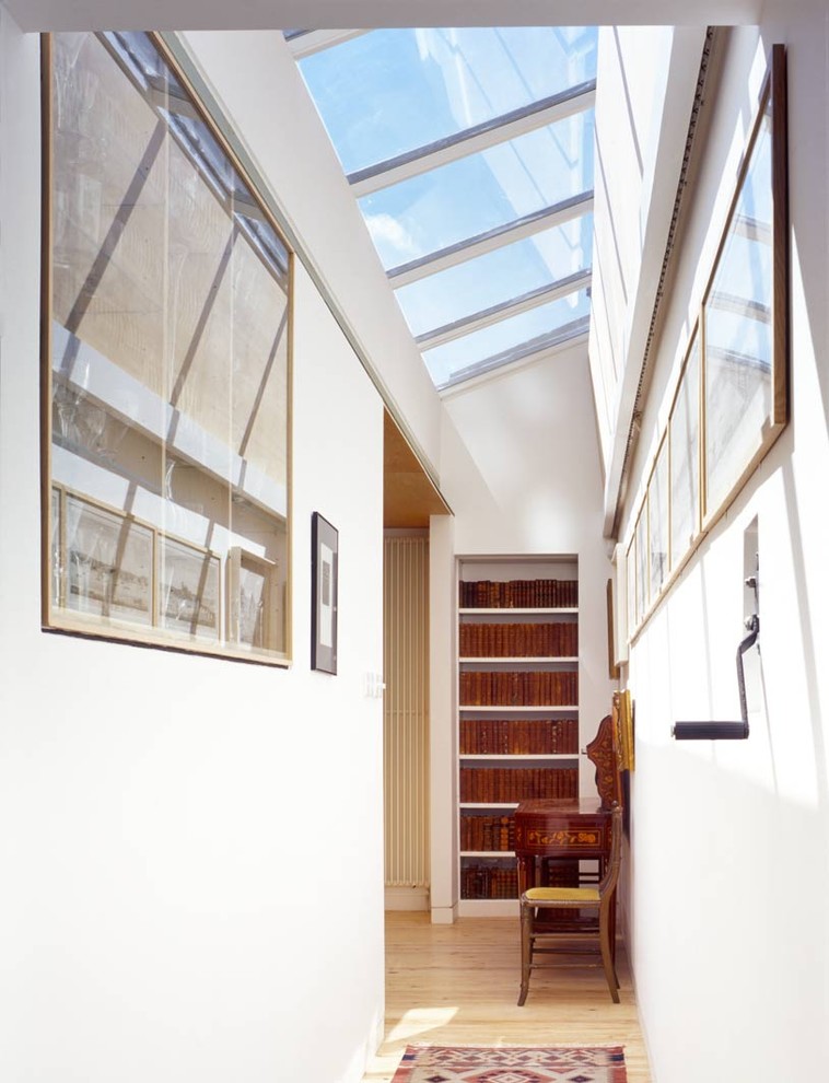 Foto de recibidores y pasillos bohemios con paredes blancas y suelo de madera clara