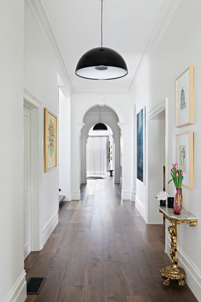 Свежая идея для дизайна: коридор: освещение в викторианском стиле с белыми стенами и темным паркетным полом - отличное фото интерьера