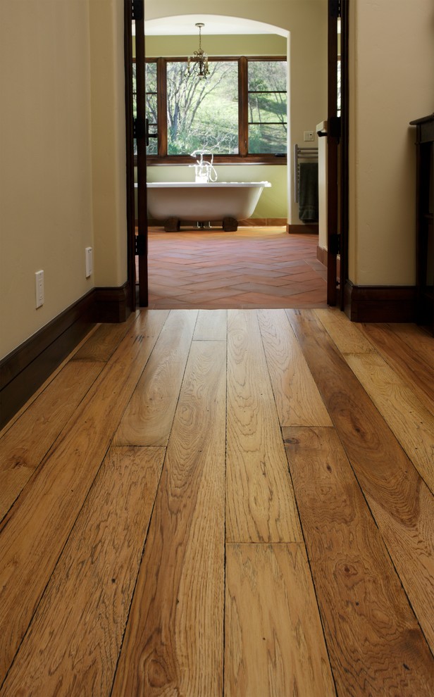 Aménagement d'un couloir sud-ouest américain de taille moyenne avec un mur jaune et parquet clair.