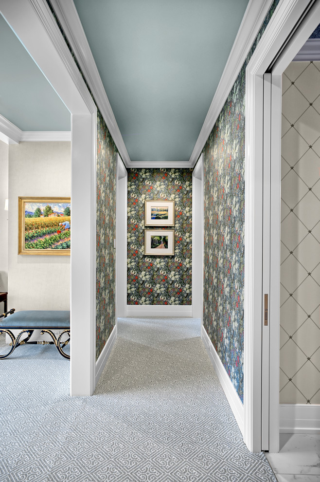 Diseño de recibidores y pasillos clásicos grandes con paredes multicolor, moqueta, suelo multicolor y papel pintado