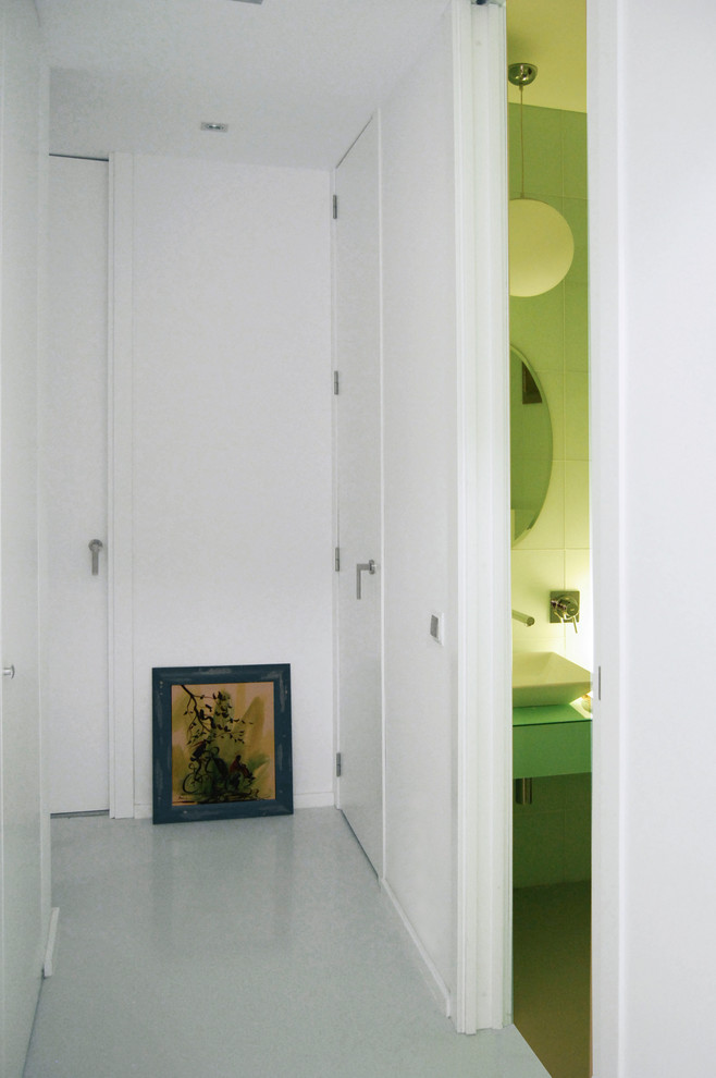 Imagen de recibidores y pasillos modernos con paredes blancas y suelo de cemento