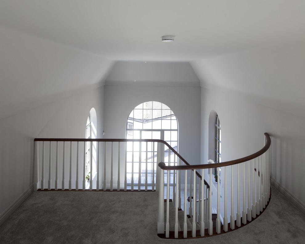 Стильный дизайн: огромный коридор в современном стиле с серыми стенами и полом из керамической плитки - последний тренд