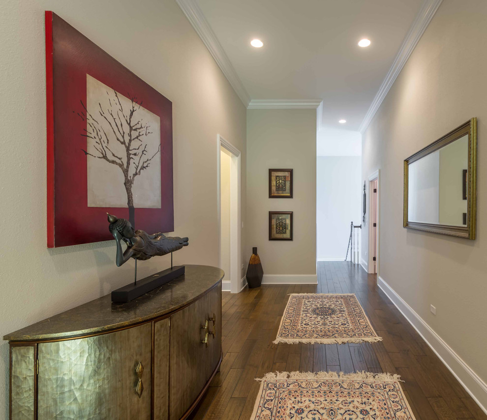 Aménagement d'un grand couloir classique avec un mur beige, un sol en bois brun, un sol marron, un plafond en papier peint et du papier peint.