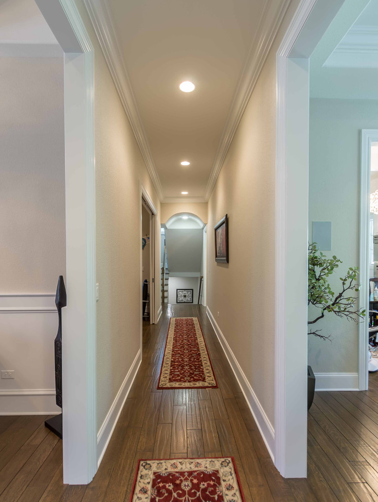 На фото: узкий коридор среднего размера в классическом стиле с белыми стенами, паркетным полом среднего тона, коричневым полом, потолком с обоями и обоями на стенах с