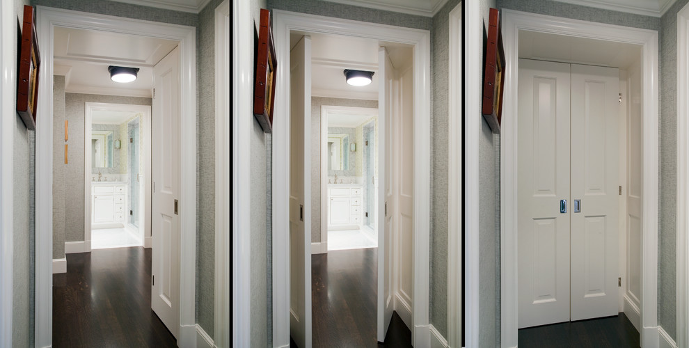 Foto de recibidores y pasillos clásicos pequeños con paredes grises, suelo de madera oscura y iluminación