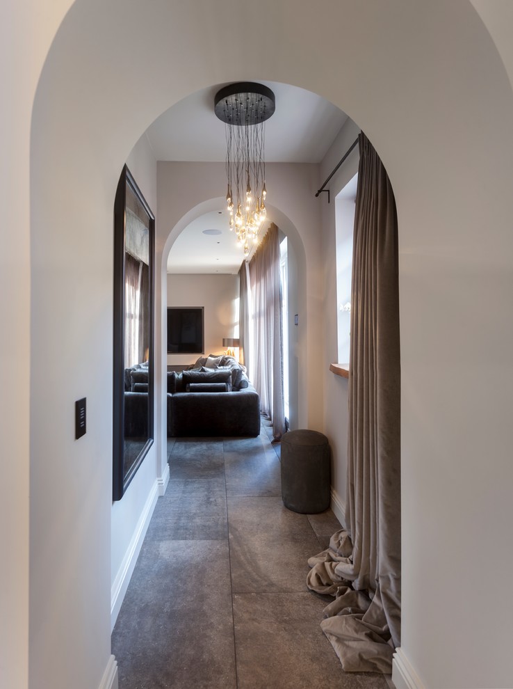 Idee per un ingresso o corridoio tradizionale di medie dimensioni con pareti grigie e pavimento in gres porcellanato