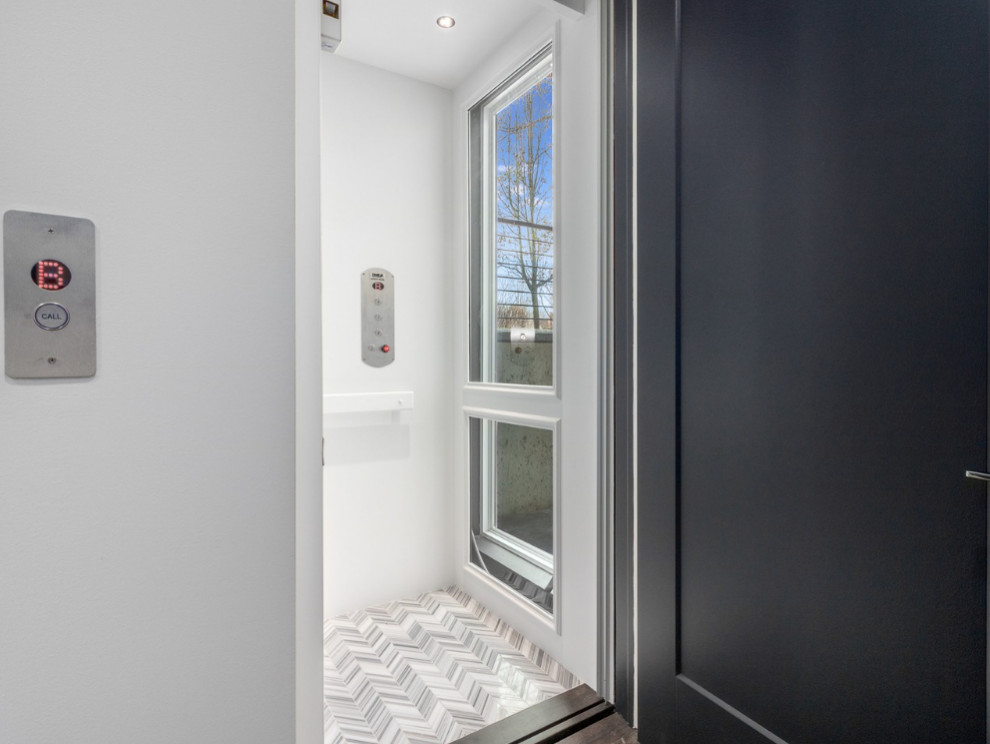 Modelo de recibidores y pasillos minimalistas grandes con paredes blancas, suelo de mármol y suelo gris