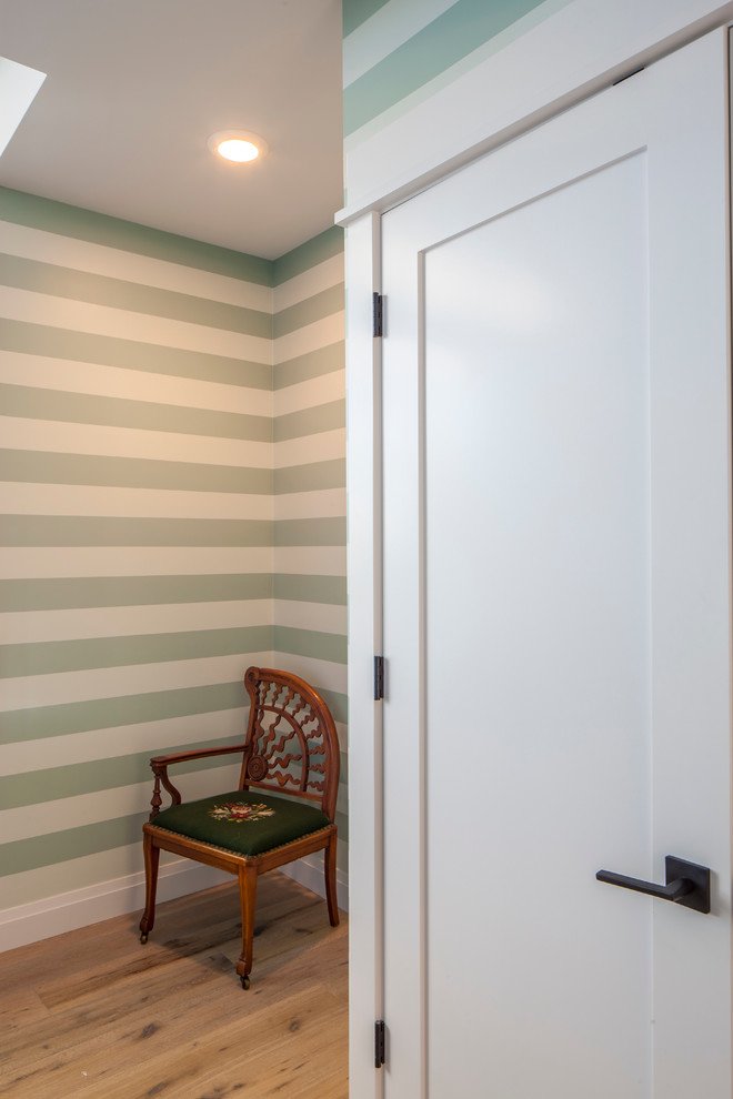 Ispirazione per un ingresso o corridoio minimalista di medie dimensioni con pareti multicolore e parquet chiaro