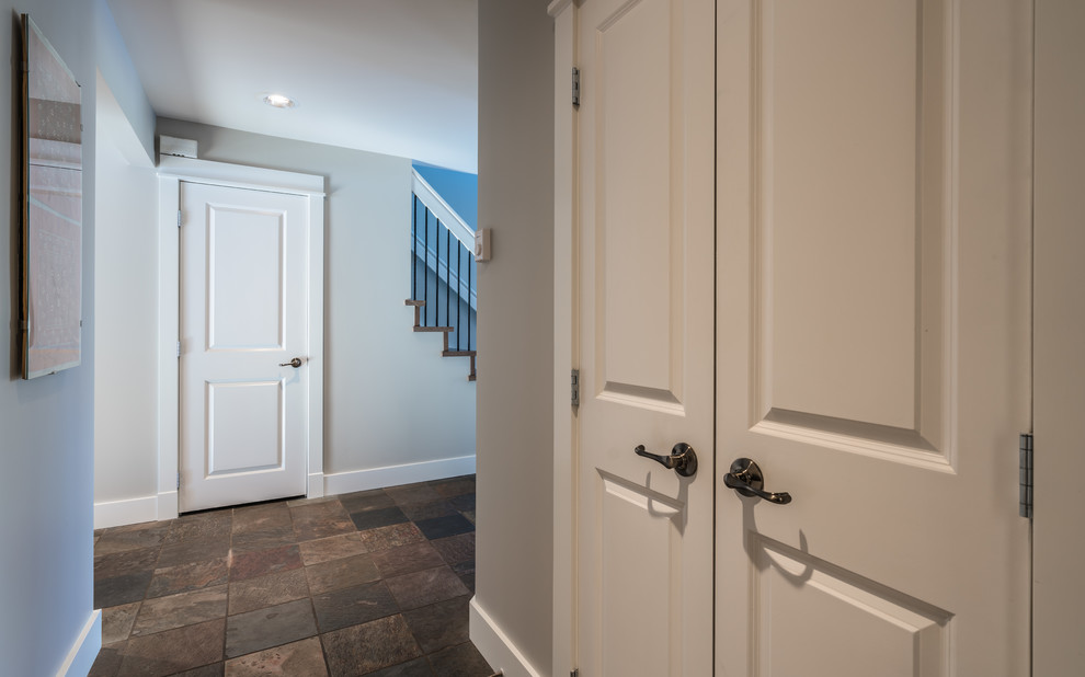 Источник вдохновения для домашнего уюта: коридор среднего размера в классическом стиле с бежевыми стенами и разноцветным полом