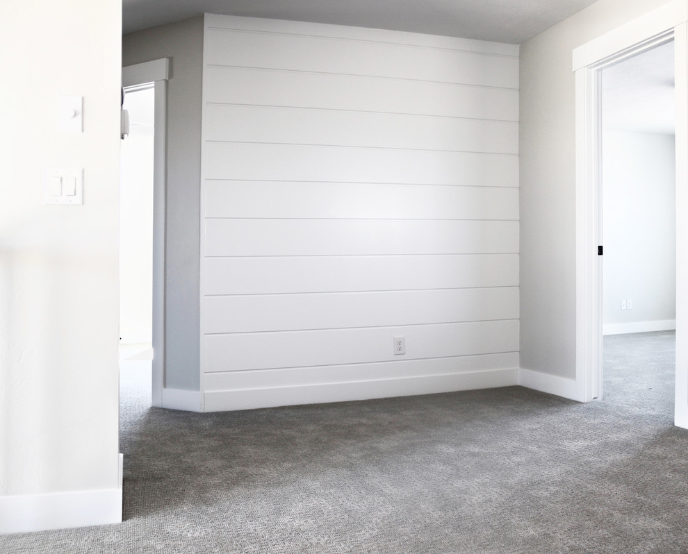 Réalisation d'un couloir craftsman de taille moyenne avec un mur blanc, moquette et un sol beige.