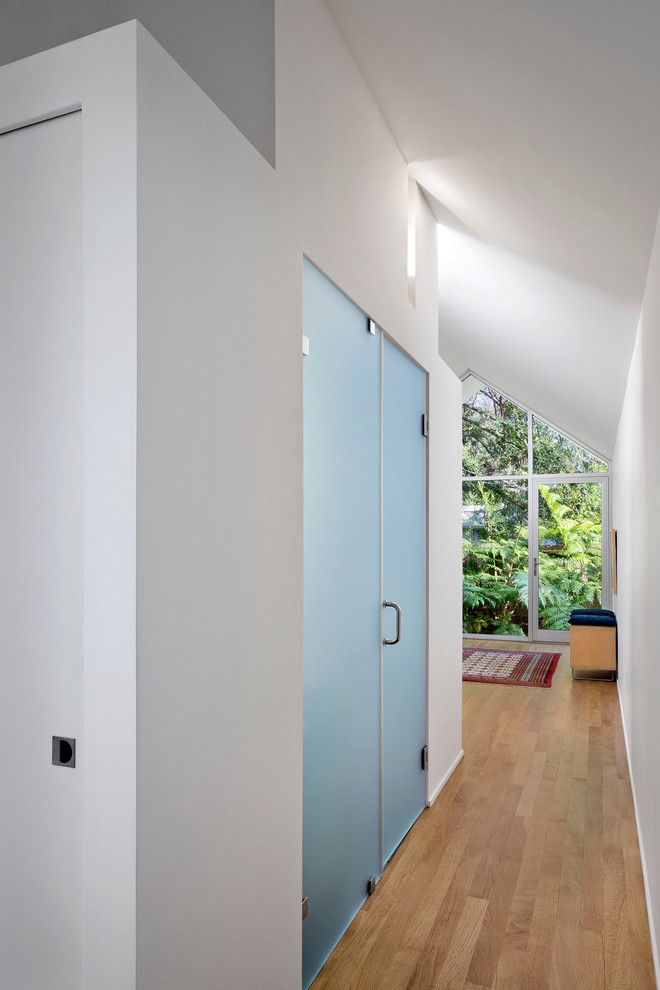 На фото: маленький коридор в современном стиле с белыми стенами и паркетным полом среднего тона для на участке и в саду с