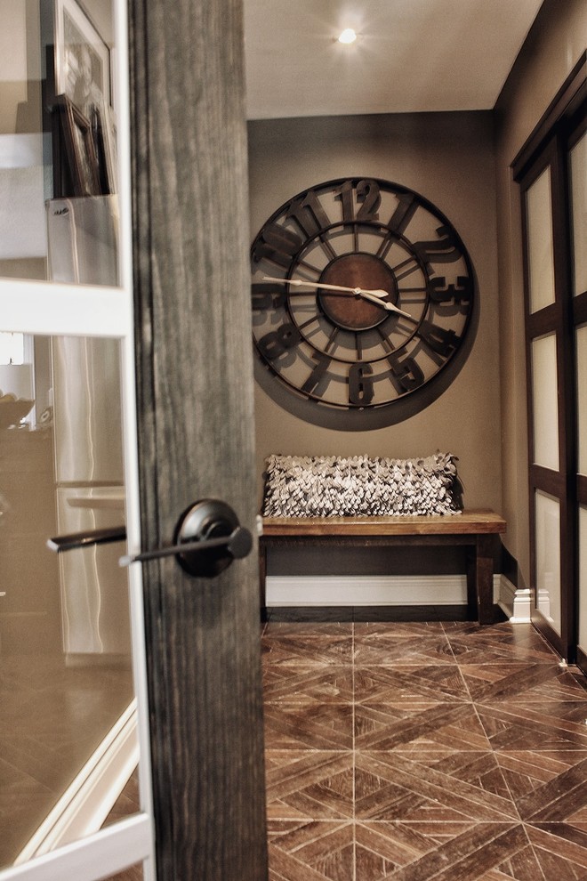 Стильный дизайн: коридор среднего размера в стиле рустика с серыми стенами, темным паркетным полом и коричневым полом - последний тренд