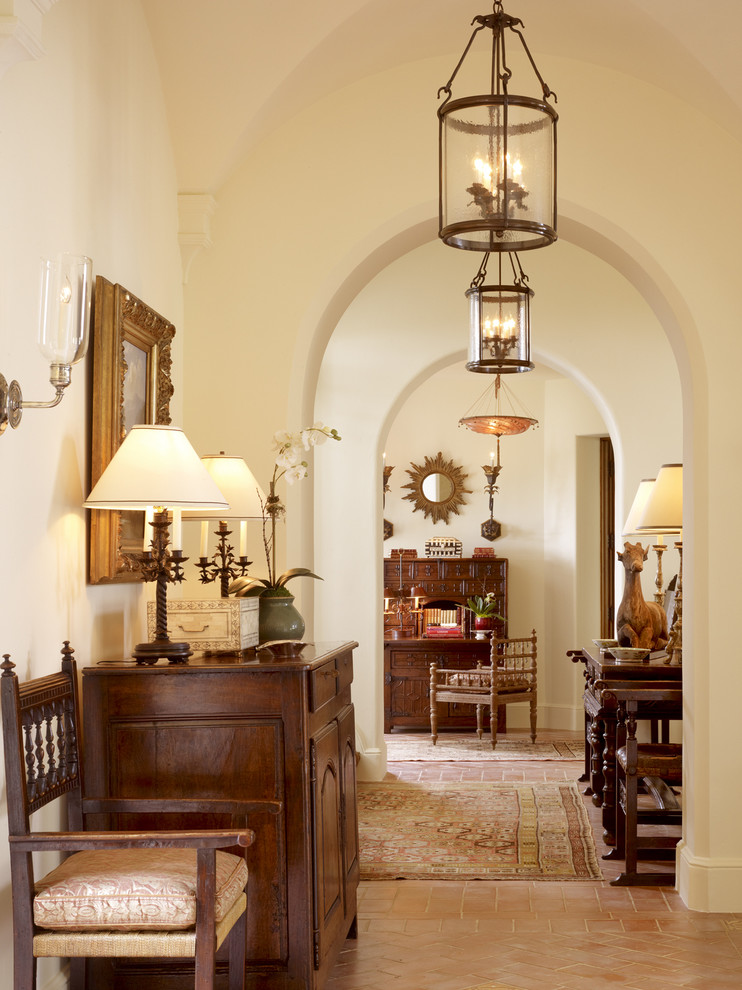 Стильный дизайн: коридор: освещение в классическом стиле с бежевыми стенами - последний тренд