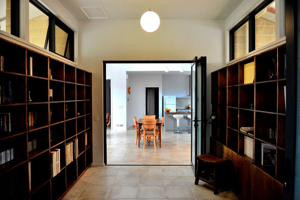 На фото: коридор среднего размера в современном стиле с белыми стенами, полом из керамической плитки и серым полом