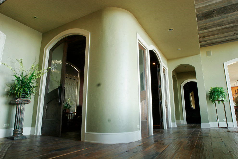 Foto de recibidores y pasillos rurales con paredes beige y suelo de madera en tonos medios