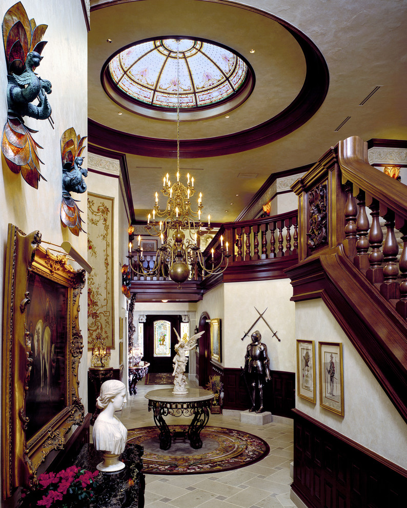 Пример оригинального дизайна: огромный коридор в классическом стиле с белыми стенами и полом из известняка