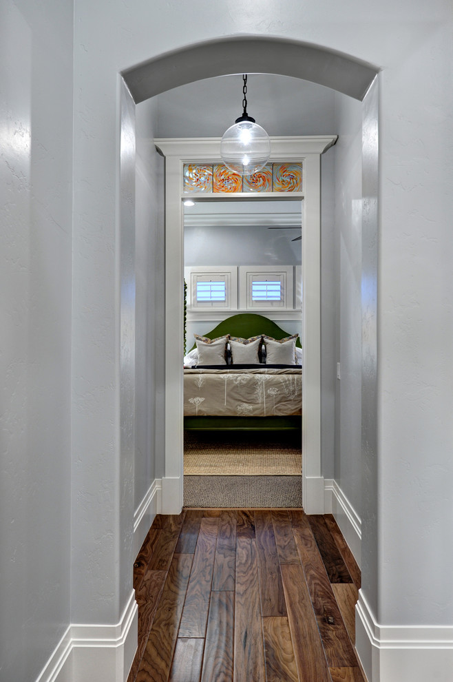 Idee per un ingresso o corridoio tradizionale con pavimento in legno massello medio e pareti grigie