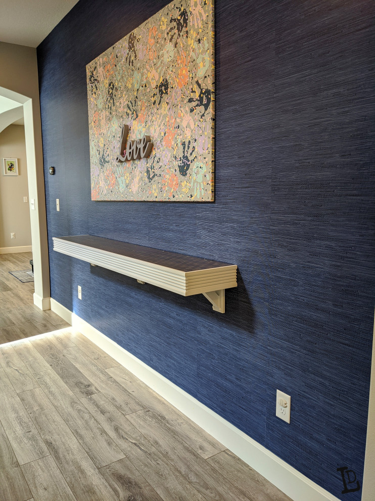 Kleiner Moderner Flur mit blauer Wandfarbe, Keramikboden, grauem Boden und Tapetenwänden in Portland