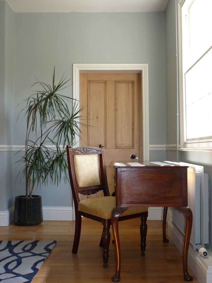 Großer Klassischer Flur mit grauer Wandfarbe und braunem Holzboden in Sonstige