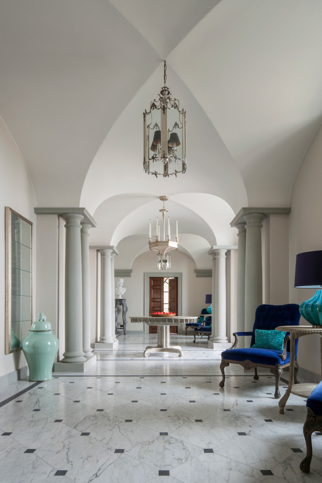 Ispirazione per un grande ingresso o corridoio tradizionale con pareti bianche e pavimento in marmo