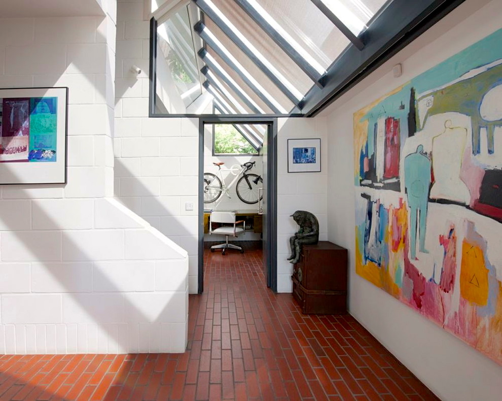 Свежая идея для дизайна: коридор в стиле модернизм с красным полом - отличное фото интерьера
