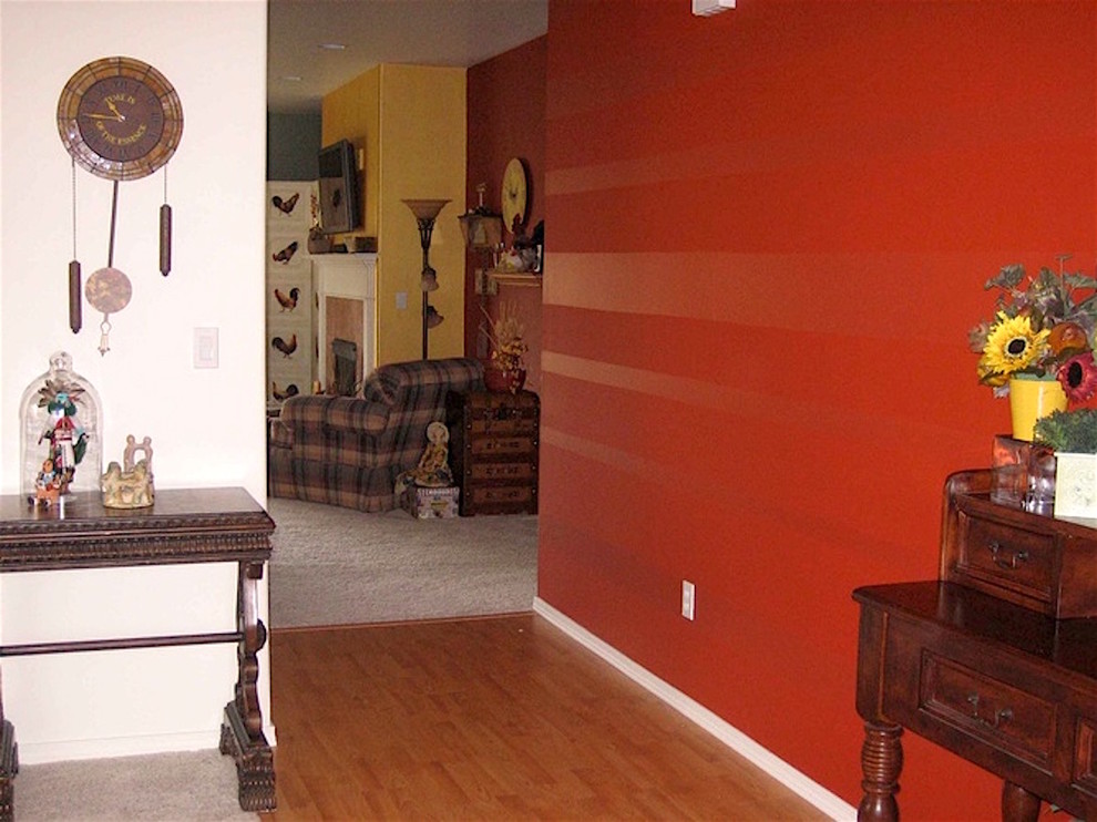 Idéer för mellanstora shabby chic-inspirerade hallar, med orange väggar, mellanmörkt trägolv och brunt golv
