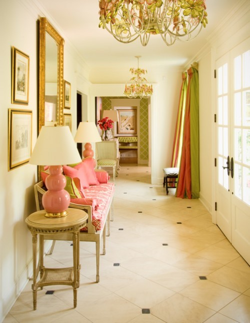 Imagen de recibidores y pasillos clásicos con paredes beige