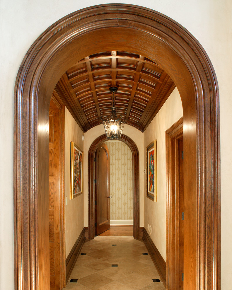 Diseño de recibidores y pasillos clásicos con paredes beige
