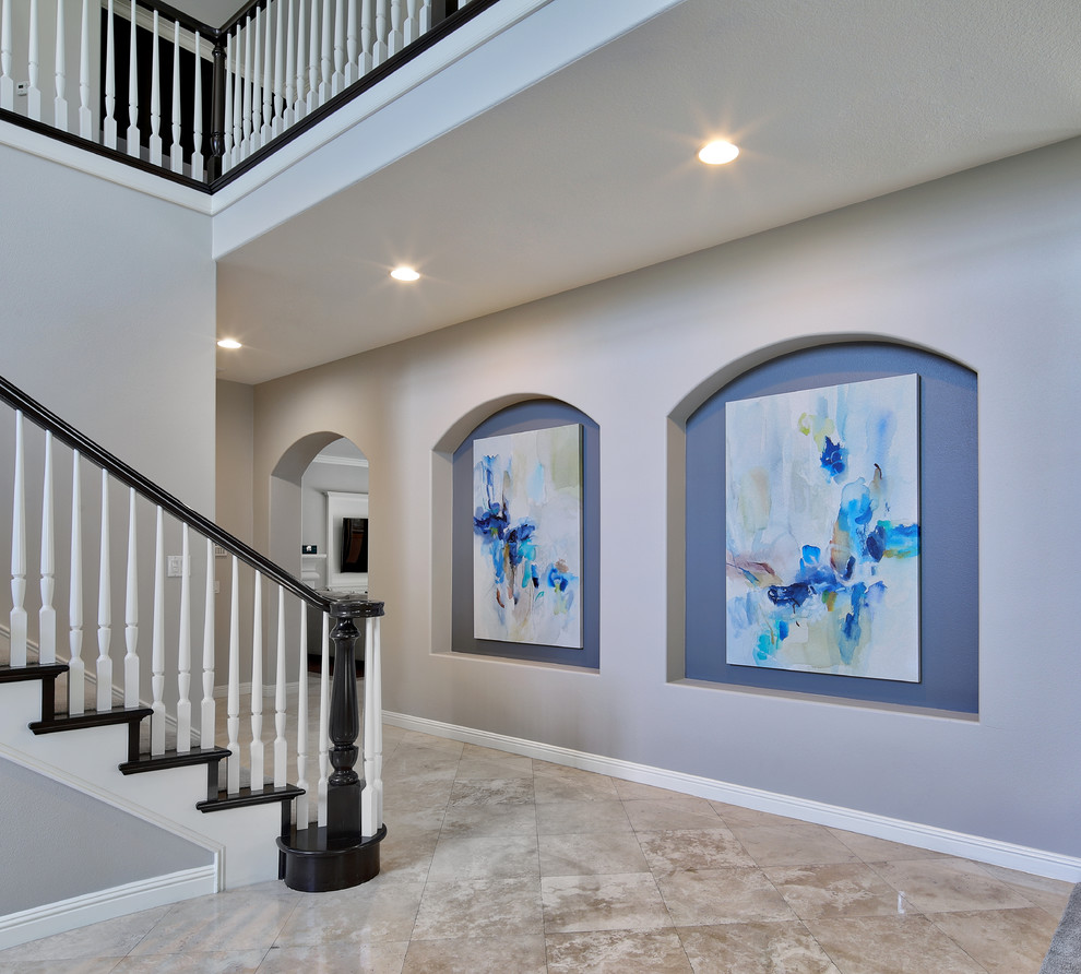 Источник вдохновения для домашнего уюта: большой коридор в стиле неоклассика (современная классика) с серыми стенами, полом из керамической плитки и бежевым полом
