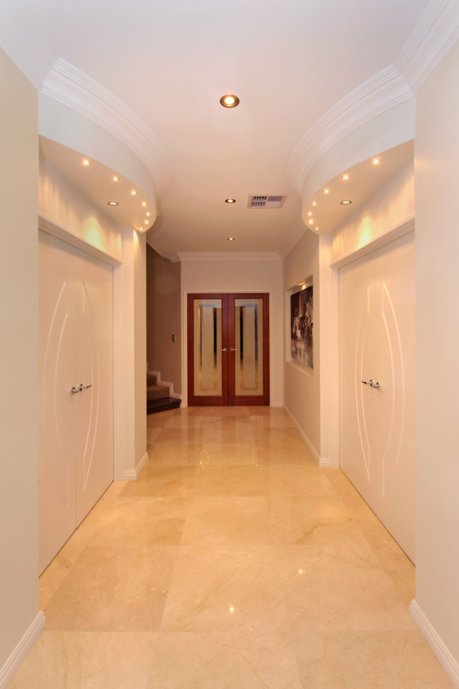 Пример оригинального дизайна: коридор среднего размера в современном стиле с белыми стенами и мраморным полом