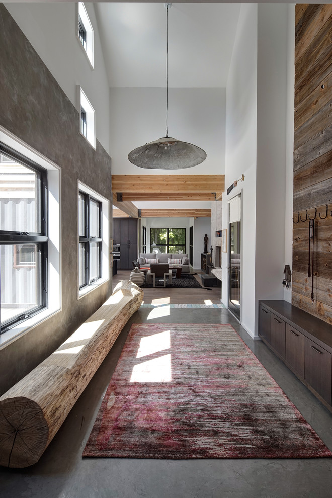 Источник вдохновения для домашнего уюта: коридор в современном стиле с белыми стенами и бетонным полом