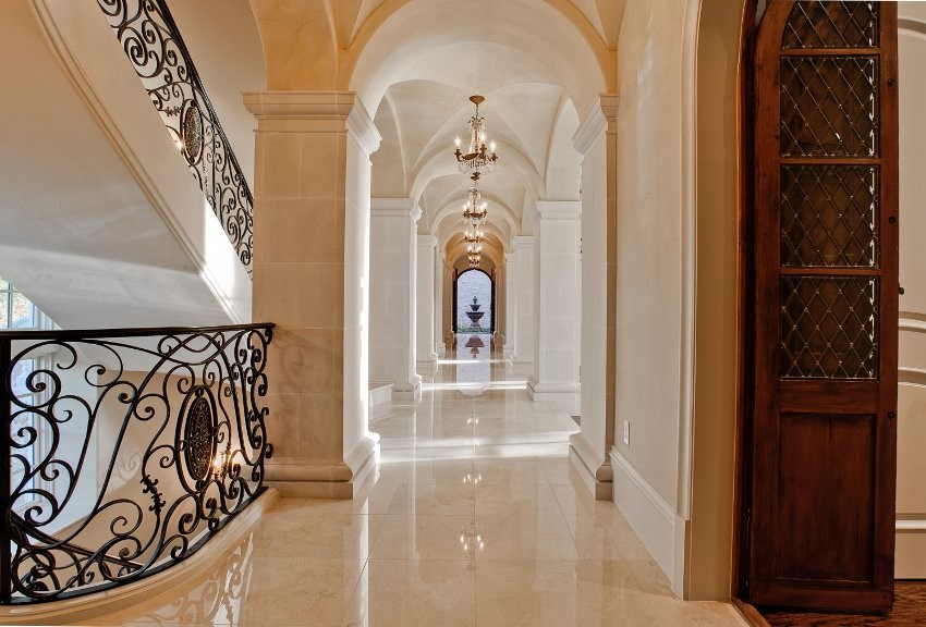 Стильный дизайн: большой коридор в средиземноморском стиле - последний тренд