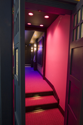 ボルチモアにあるコンテンポラリースタイルのおしゃれな廊下の写真