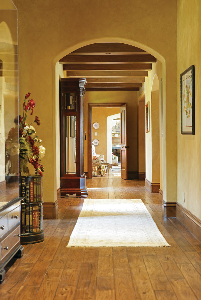 Ispirazione per un ingresso o corridoio mediterraneo con pareti beige e pavimento in legno massello medio